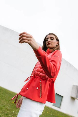 Parka modelo Akina de DICHI color coral