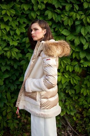 Parka de DICHI modelo ORSA en color beige.